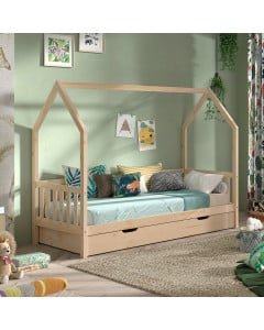 Lit cabane enfant en bois de pin naturel avec tiroir de rangement intégré Vipack, barrières latérales et décoration chaleureuse composée de coussins colorés dans une chambre aux tons verts doux.