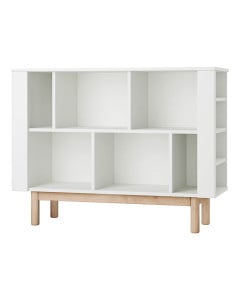 Meuble bas de rangement Miloo Pinio blanc et bois avec niches ouvertes de différentes tailles et pieds en bois naturel, idéal pour une chambre enfant ou un espace Montessori