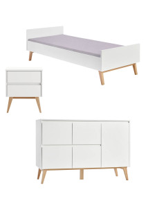 Ensemble mobilier enfant de la série Swing par Pinio, comprenant un lit avec sommier pour matelas 90x200, un chevet et une grande commode, en finition blanc et bois