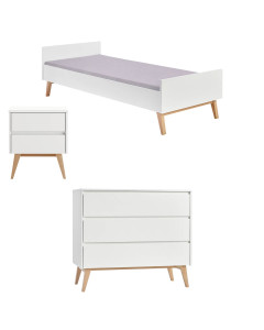 Ensemble mobilier enfant de la série Swing par Pinio, incluant un lit avec sommier pour matelas 90x200, une table de nuit et une commode, en finition blanc et bois