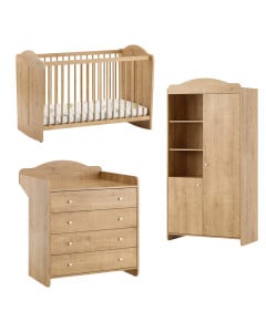 Chambre bébé Megeve finition Oak (décor bois chêne naturel) de la marque Vox, comprenant un lit bébé, une commode avec plan à langer et une armoire fonctionnelle avec étagères ouvertes et fermées, pour un style chaleureux et naturel.