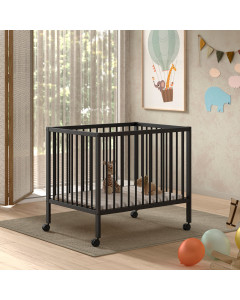 Parc bébé à roulettes de couleur anthracite modèle Dino de la marque Jaxx par Vipack, placé dans une chambre d’enfant décorée avec des jouets et des illustrations murales.