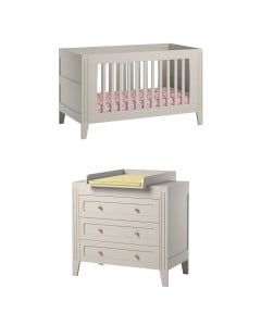 Lit bébé Milenne beige sable avec un matelas à motif floral, accompagné d'une commode avec plan à langer intégré, offrant un design élégant et fonctionnel pour une chambre bébé - marque Vox - Jurassien.