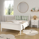 Chambre enfant lumineuse et naturelle avec grande fenêtre, décoration épurée et tons beige et vert, mettant en valeur le lit 2 places enfant Ines Lys en bois blanc avec coussins à carreaux verts, accompagné d’une table de chevet et d’une lampe en rotin po