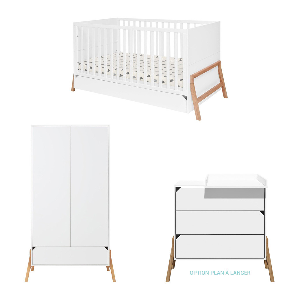 Chambre D'enfants Intérieure Blanche De Style Scandinave, Chambre à  Coucher, Pépinière. Lit Bébé Avec Baldaquin. étagères Et Jouets En Bois.  étagère En Bois En Forme D'avion