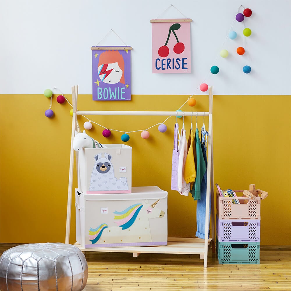 Chambre enfant avec un coffre de rangement de la marque 3 Sprouts Licorne