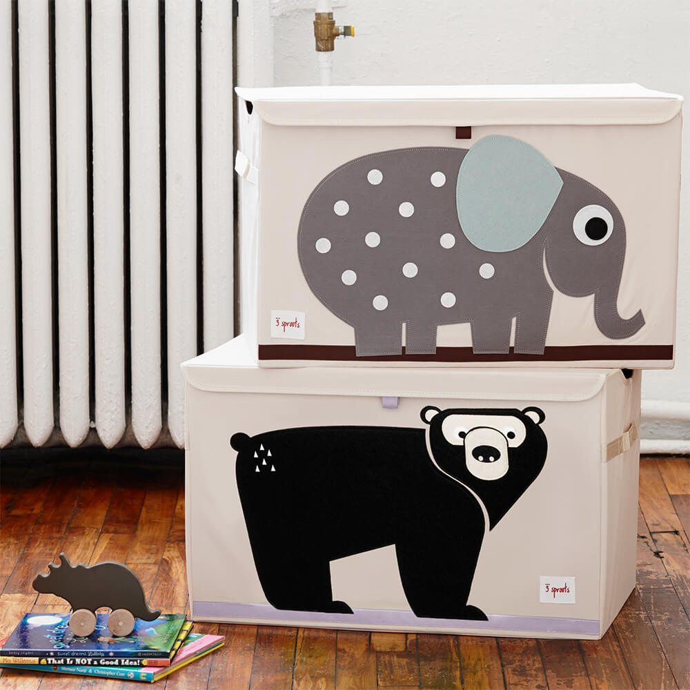 Chambre enfant avec un coffre de rangement de la marque 3 Sprouts Ours