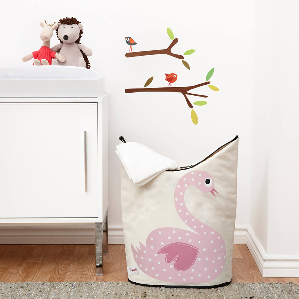 Chambre enfant avec un panier à linge Cygne de la marque 3 Sprouts