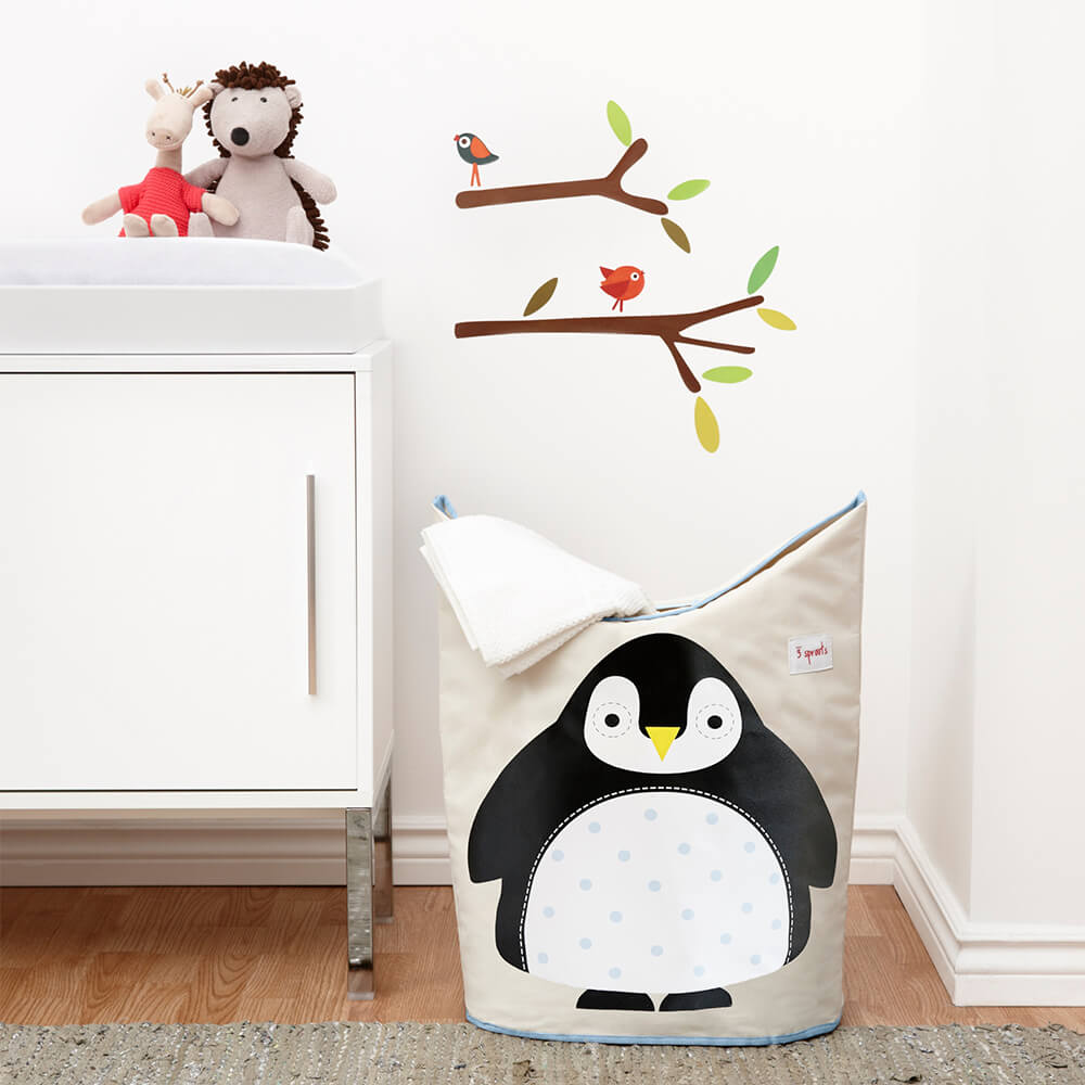 Chambre enfant avec un panier à linge Pingouin de la marque 3 Sprouts