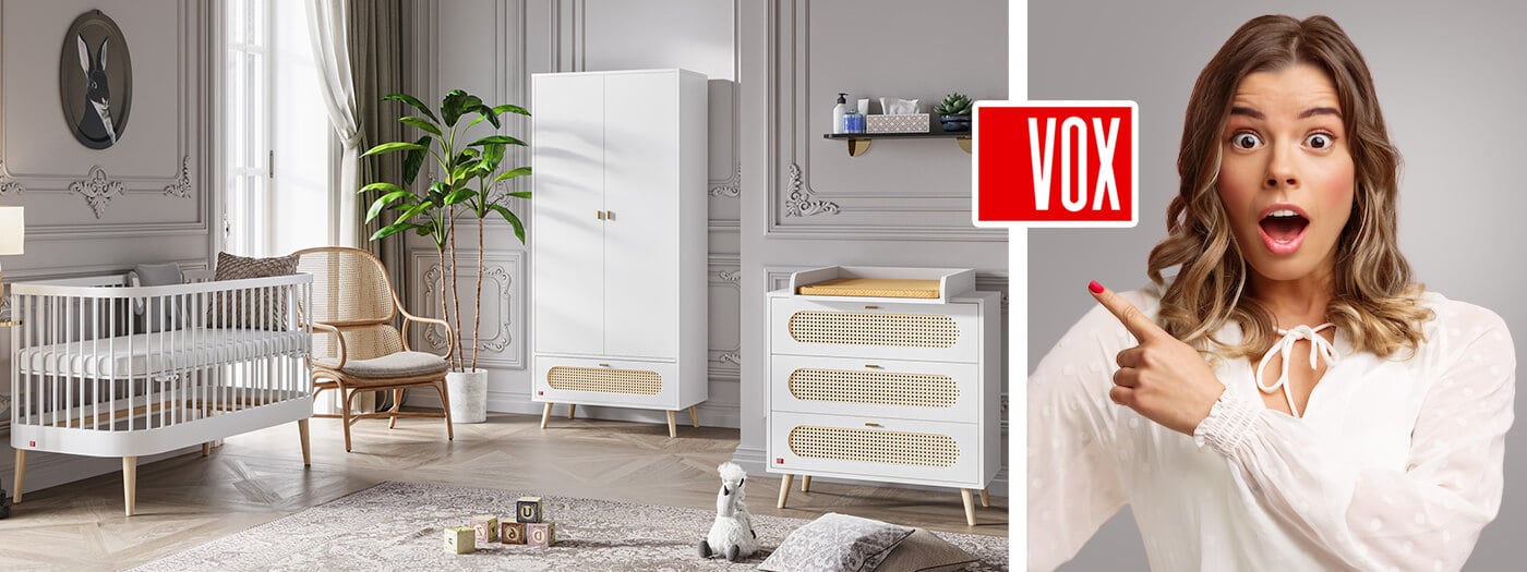 Vue d'ensemble de la chambre bébé VOX : Fusion élégante de blanc et de bois avec cannage en rotin, caractéristique des collections CANNE et PARIS