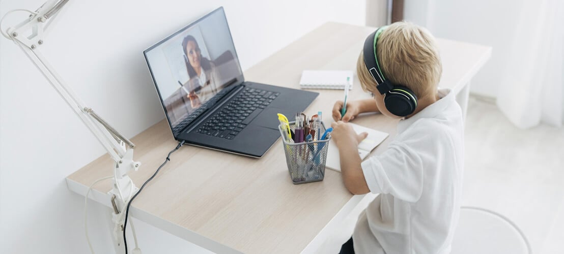 Coin bureau fonctionnel et ludique dans la chambre d'enfant