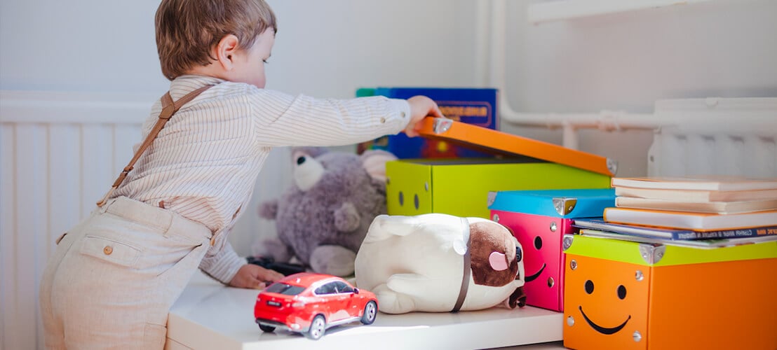 Jouets bien organisés et rangés dans une chambre d'enfant