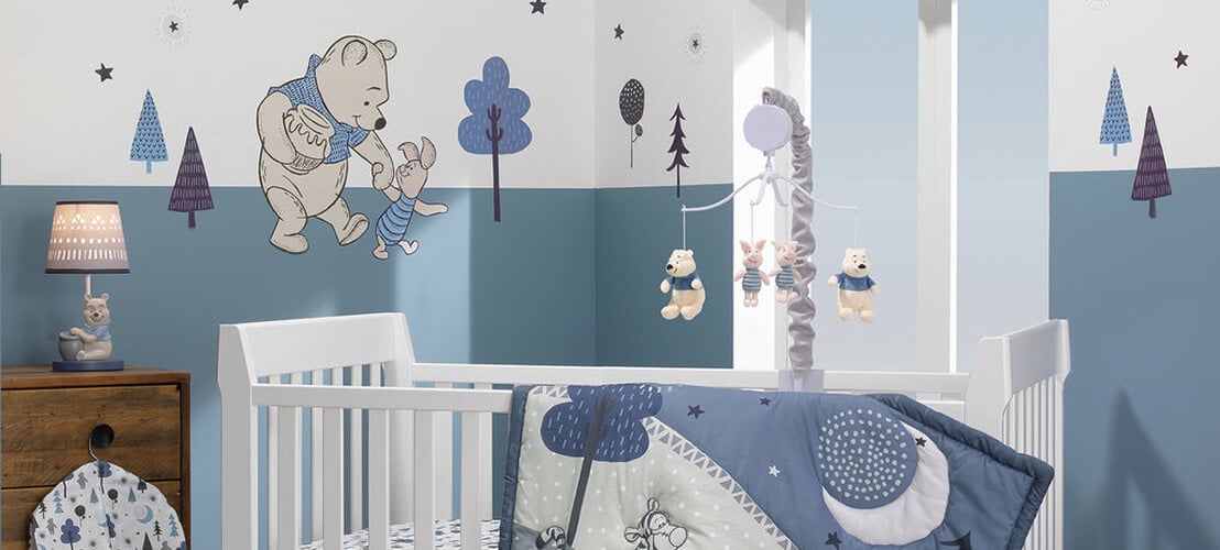Chambre bébé avec une décoration sur le thème de Winnie l’Ourson de Disney