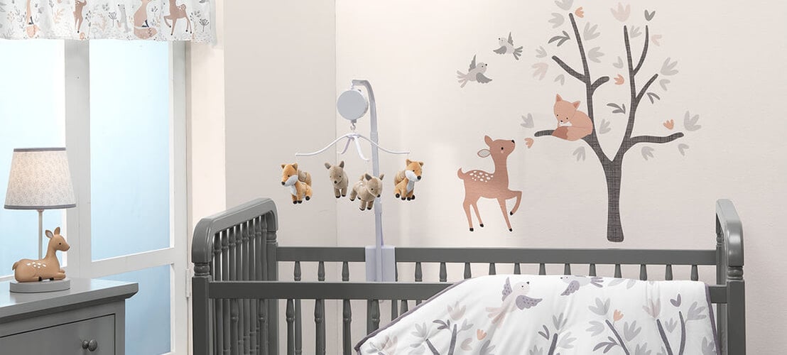 Chambre bébé avec une déco sur le thème des animaux de la forêt