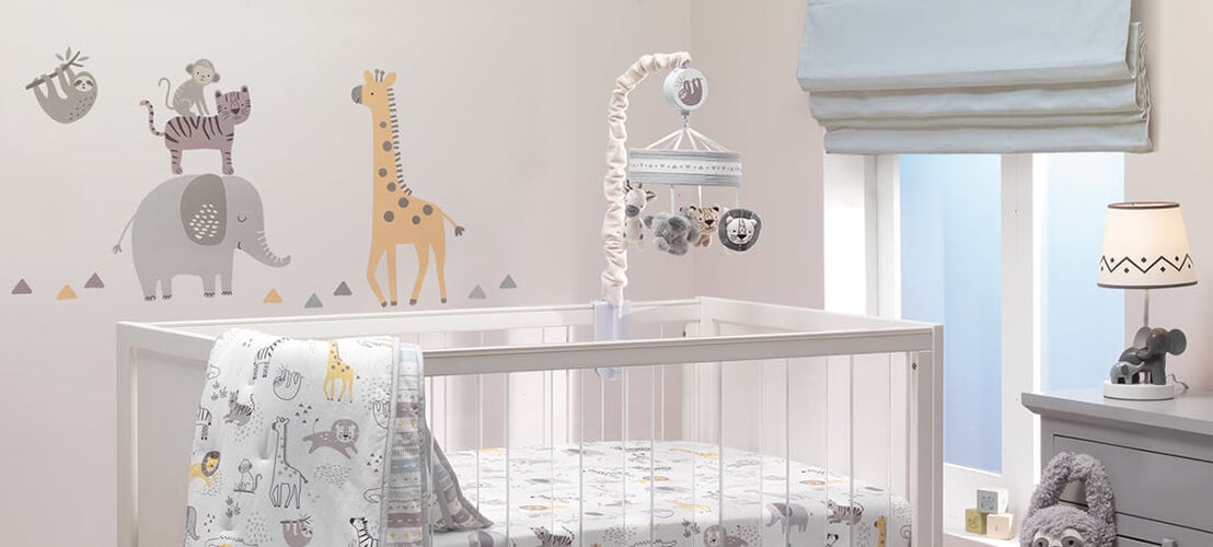 Chambre de bébé avec une déco inspirée sur le thème de la jungle