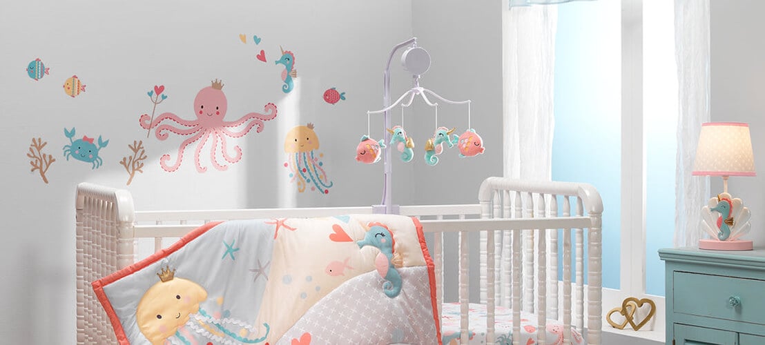 Chambre bébé avec une déco sur le thème marin