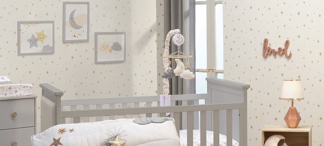 Chambre bébé avec une décoration sur le thème nuage et étoile