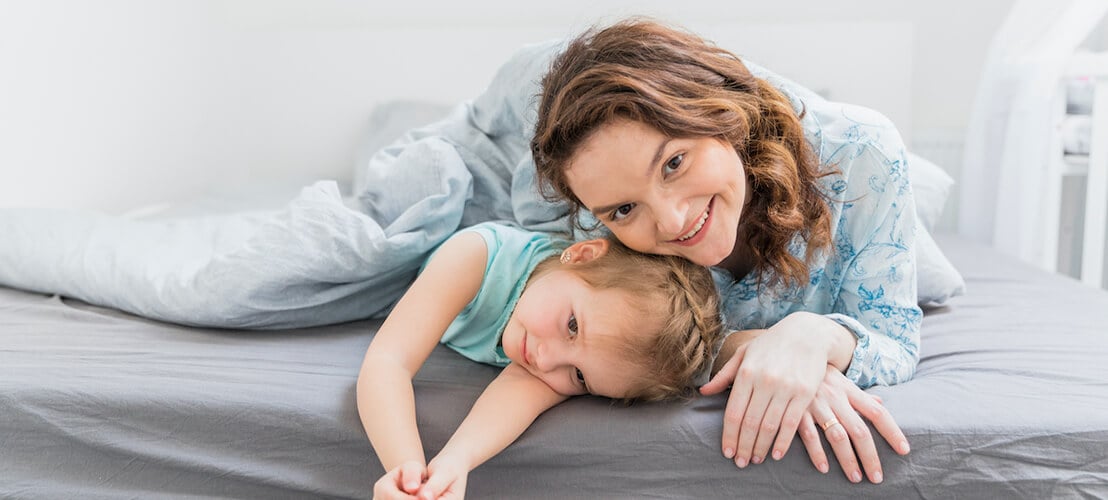 Image d’une maman qui se demande comment faire dormir son enfant dans son lit