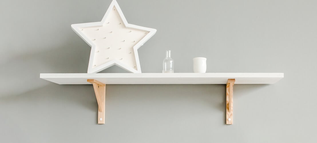 Etagères fonctionnelles et esthétiques installées dans une chambre d'enfant