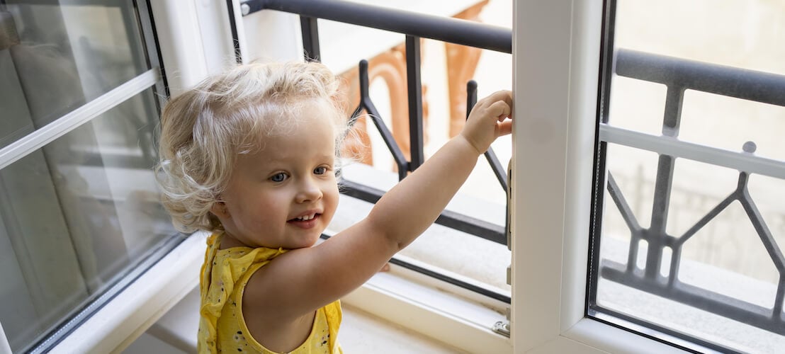 Photo d’un bébé qui ouvre sa fenêtre pour aéré sa chambre