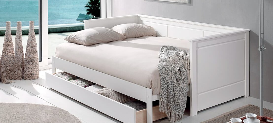Image d’une chambre d’enfant avec un lit banquette équipé d’un tiroir lit gigogne sur roulettes