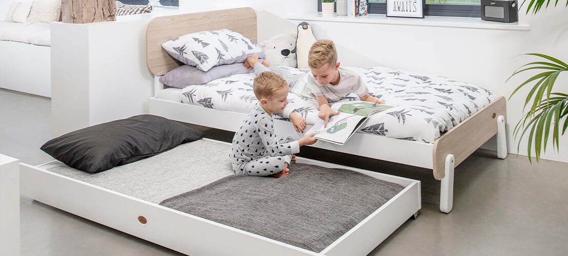 Image d’une chambre d’enfant agencer avec un lit gigogne pour accueillir deux enfants dans la même chambre