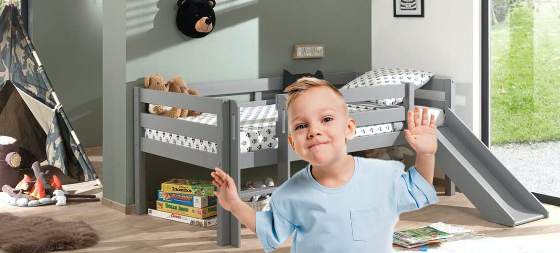 Photo d’une chambre d’enfant équipée avec un lit toboggan