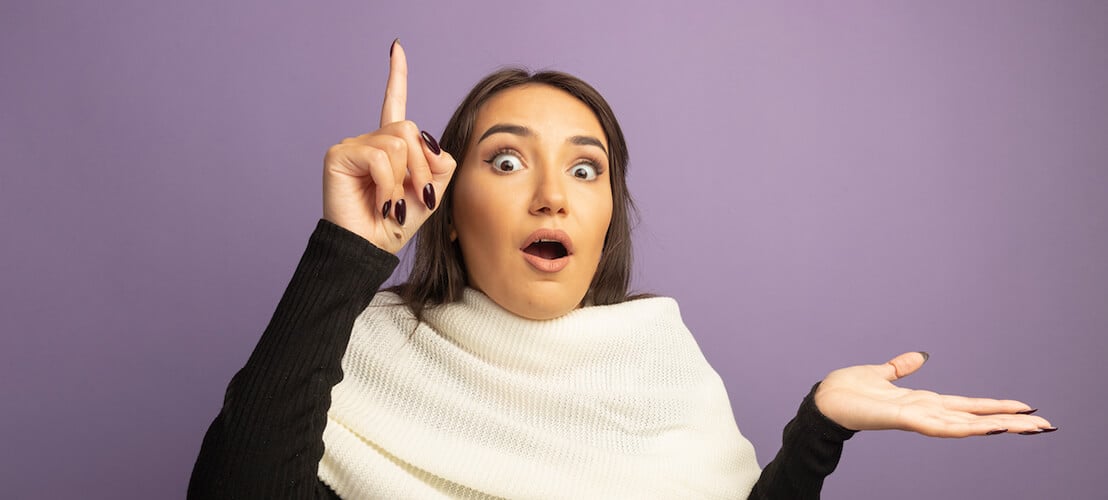 Jeune femme qui se pose la question : Lit junior ou évolutif : jusqu'à quel âge l'utiliser ?