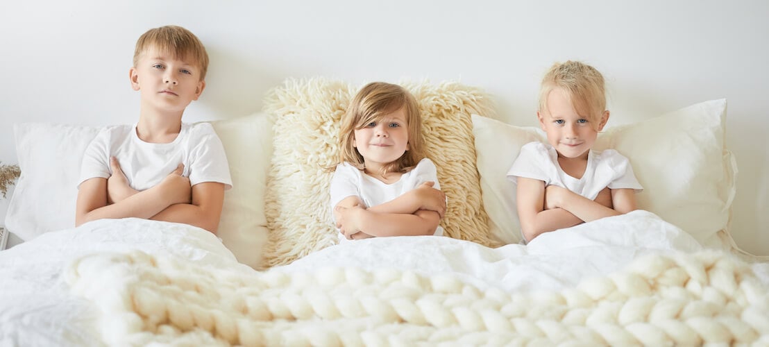 3 enfants qui apprécient la literie que leurs parents à choisi grâce à notre guide d’achat : Comment choisir la meilleure literie pour votre enfant ?