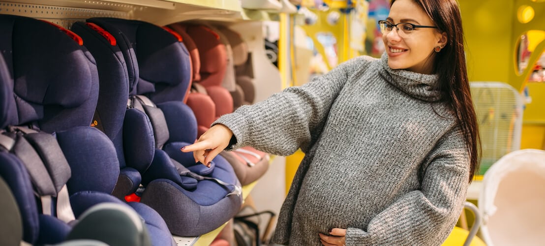 Photo jeune femme enceinte dans un magasin de puériculture à Saint-Etienne