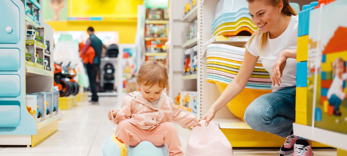 Photo d’une maman et son enfant dans un magasin de bébé au Havre