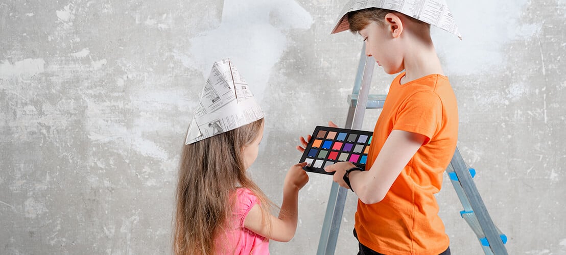 Enfants qui choisissent ensemble le coloris de leur chambre