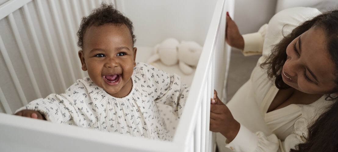 Photo d'une mère noire prenant soin de son enfant
