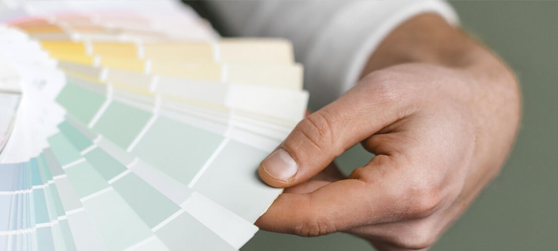 Palette de couleurs relaxantes pour la décoration d'une chambre bébé