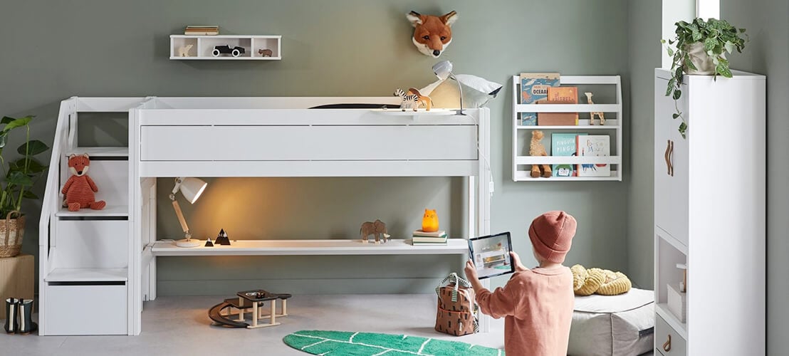 Image d’une chambre d’enfant aménager avec un lit en hauteur blanc en bois