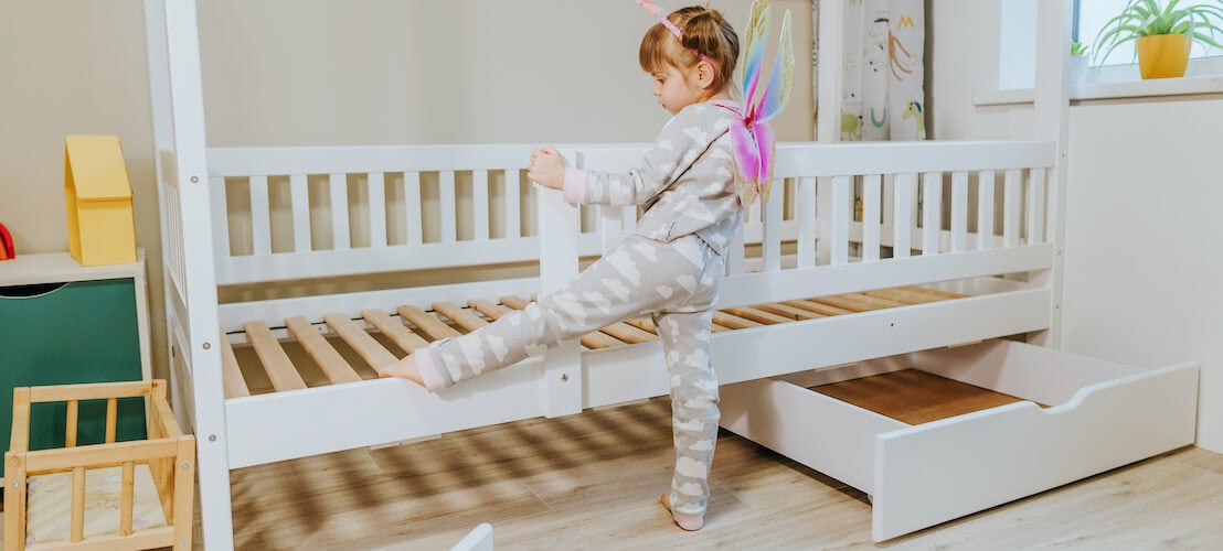 Image d’une petite fille qui découvre son nouveau lit cabane
