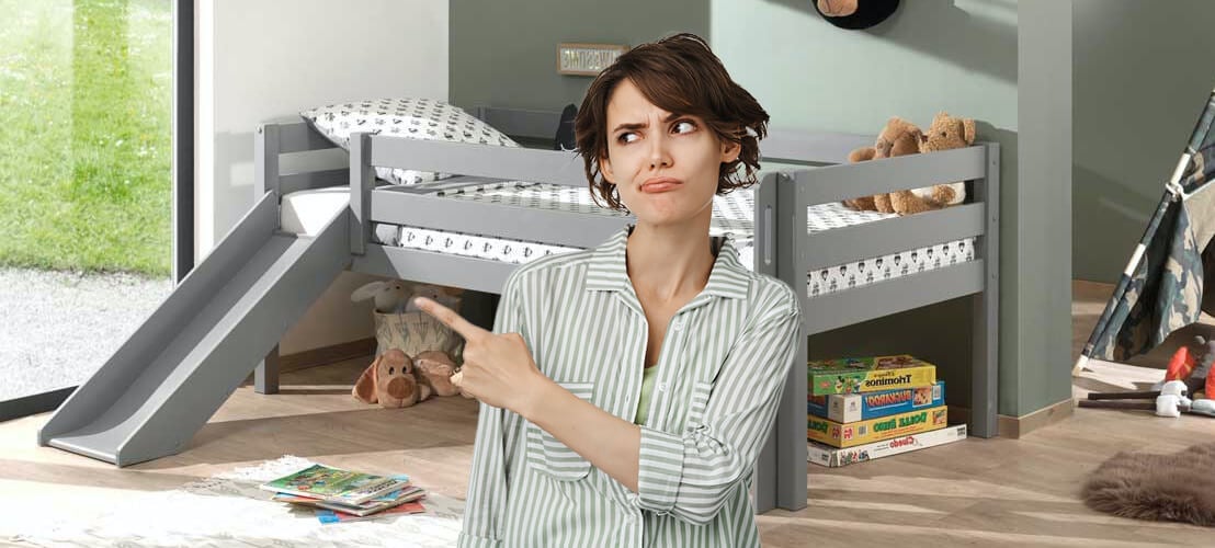 Image d’une jeune femme qui se pose la question sur quel est l'âge idéal pour acheter un lit toboggan pour votre enfant ?