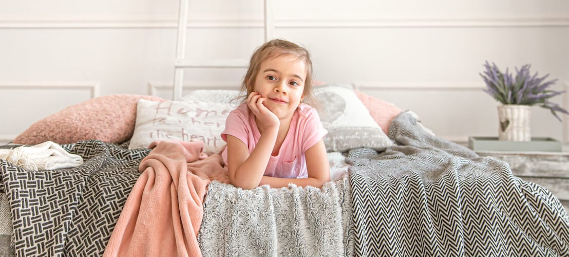 Image d’une jeune fille sur son lit