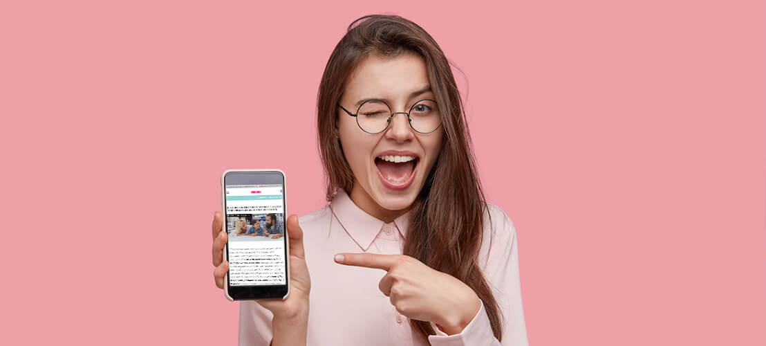 Maman qui lit un article sur le blog du Jurassien pour savoir quelle taille de lit pour un enfant de 6 à 10 ans.