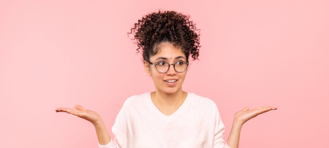 Jeune femme qui se pose la question sur quelle taille de lit enfant pour quel âge ?