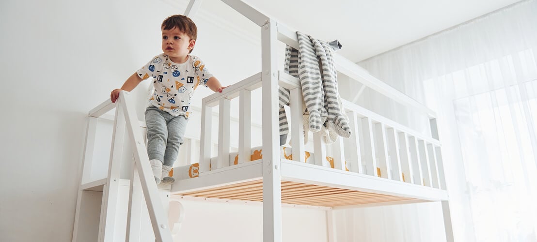 Enfant descendant de son lit en hauteur