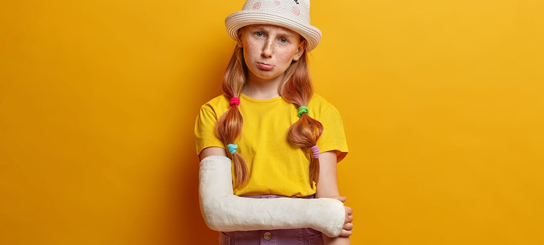 Jeune fille avec un plâtre suite à un accident dans sa chambre