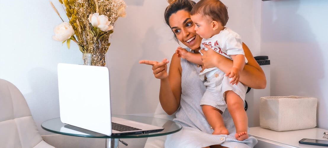 Photo jeune femme avec bébé recherchant sur Internet un magasin de puériculture à Marseille