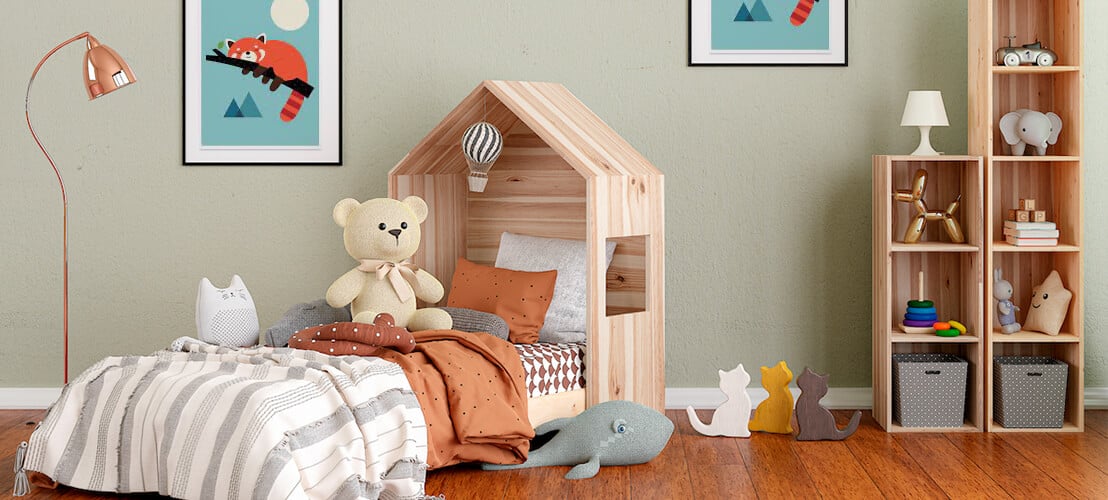 Objets déco colorés et originaux disposés dans une chambre d'enfant