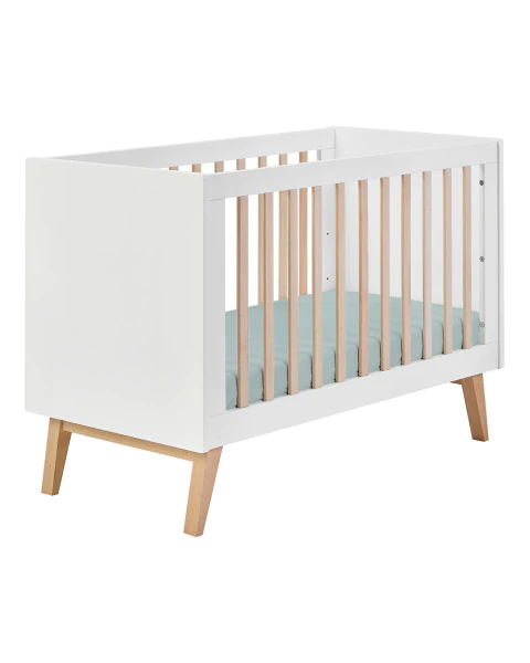 Lit bébé évolutif 60x120 cm en bois blanc et naturel avec barreaux et pieds inclinés – modèle Swing de Pinio