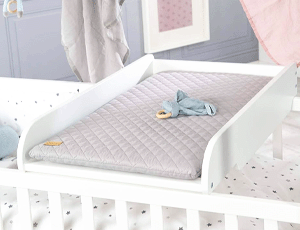 Lit bébé avec plan à langer
