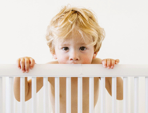 Lit bébé avec rail de dentition