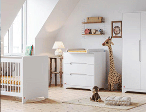 Chambre bébé blanche avec lit à barreaux, commode à langer et armoire assortie