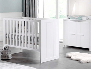 Chambre bébé Blos de Vipack avec lit blanc à barreaux et commode à langer assortie