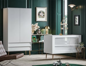 Chambre bébé Bosque de Vox : lit bébé avec paroi transparente, commode à langer et armoire assortie au style rétro